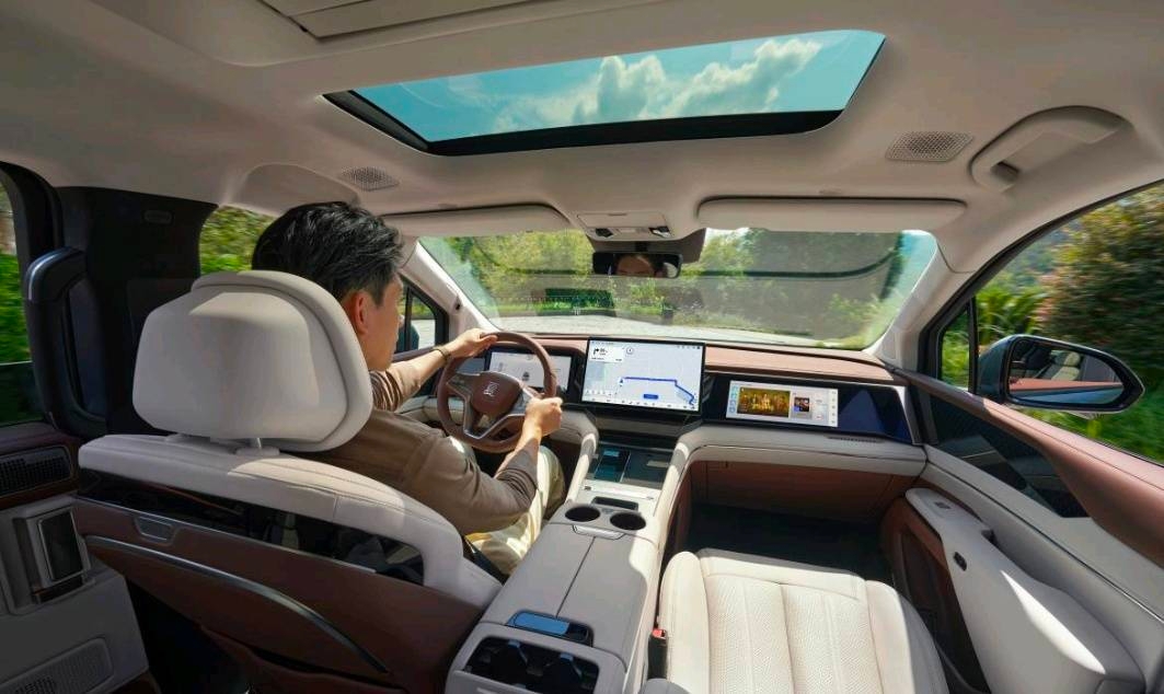 千问首次上车！一汽红旗联手阿里云造了个“能办事”的座舱(图1)