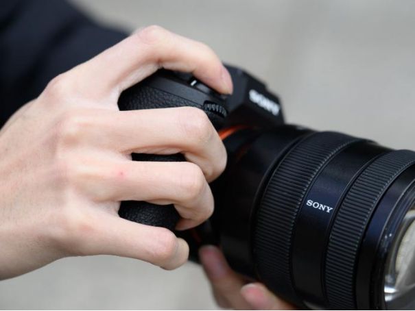 后期调色+镜头生态：佳能R6 Mark III与索尼Alpha 7 V深度解析(图2)