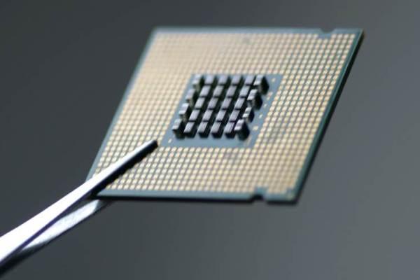 国内首颗！“红旗1号”车规级芯片问世(图1)