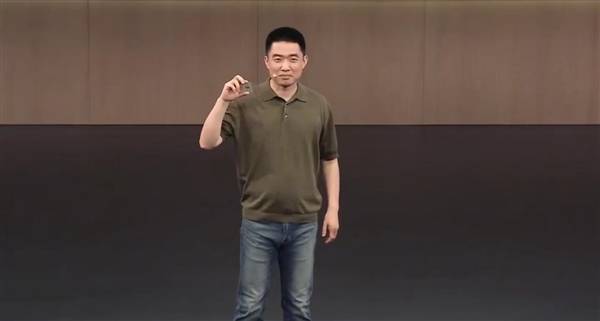 李想高举马赫M100求合影：记得标上全世界性能最强AI芯片(图1)