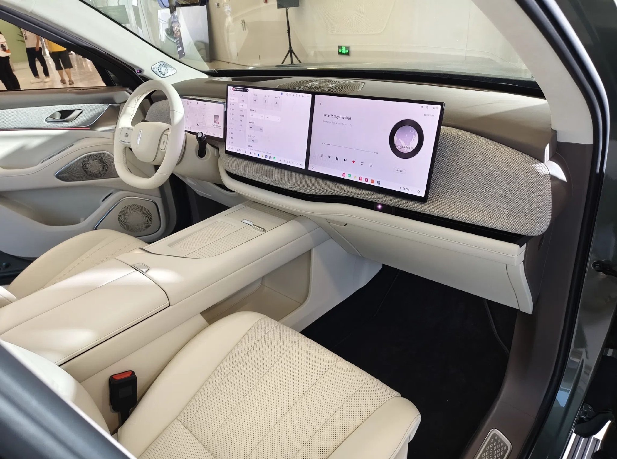 中医AI、元宇宙空间舱、智能座舱……工博会观众排队体验高校创新成果(图1)