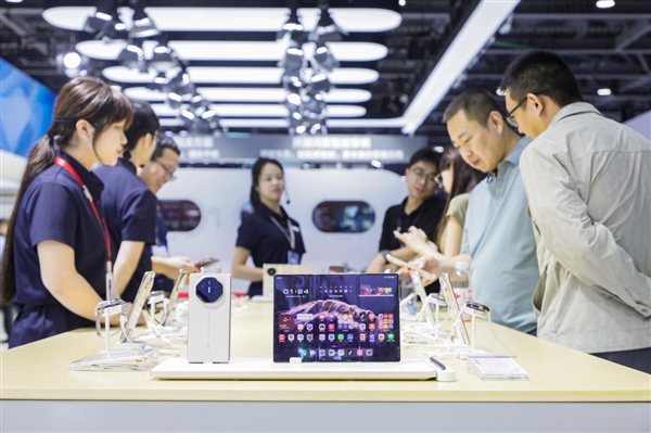 从口袋PC到智能座舱：华为新品矩阵亮相2025中国移动全球合作伙伴大会 解码智慧生活(图2)