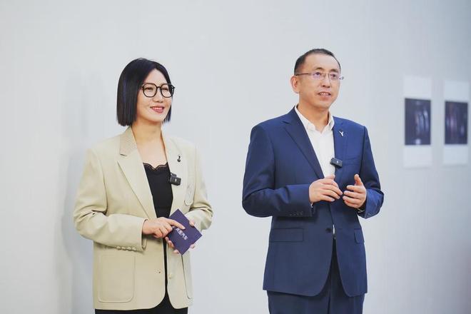 岚图泰山座舱首次亮相搭载AI座椅与鸿蒙语音系统(图1)