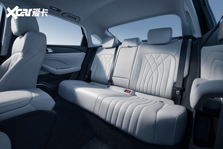 吉利银河星耀6上市688万起携银河星瀑设计抢滩插混市场(图3)