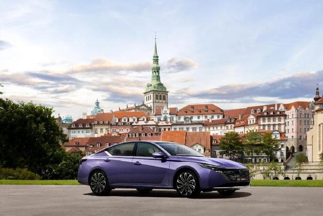 天籁·鸿蒙座舱新车首发亮相 重构燃油智能出行新体验(图3)