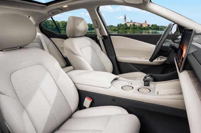 天籁·鸿蒙座舱新车首发亮相 重构燃油智能出行新体验(图2)