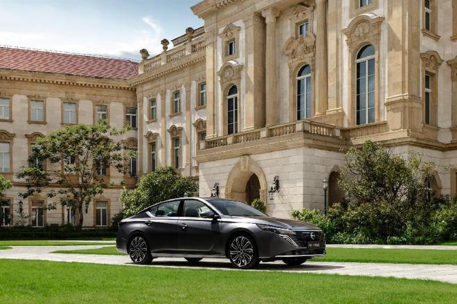 天籁·鸿蒙座舱新车首发亮相 重构燃油智能出行新体验(图4)