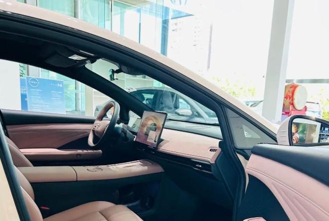 汽车座舱域控芯片一哥：乘用车七成以上份额握在一家公司手里(图2)