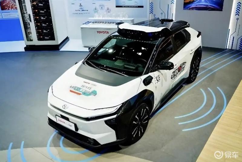 2025进博会：量产版L4级铂智4X Robotaxi亮相(图1)