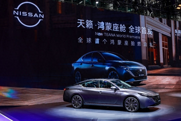 新款日产天籁·鸿蒙座舱上市燃油车智能化的破局者(图1)