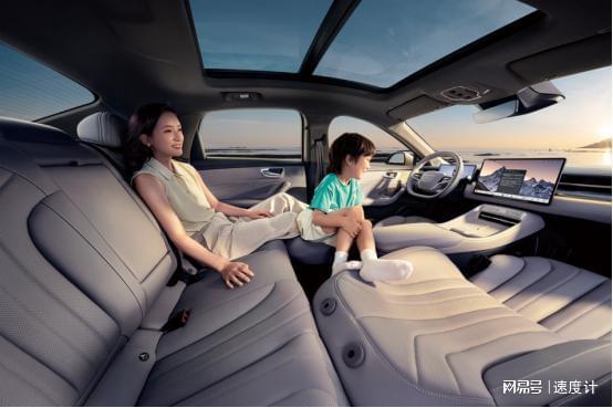 荣威M7 DMH广州车展全球首发豆包AI车机引领智能座舱新风尚(图3)