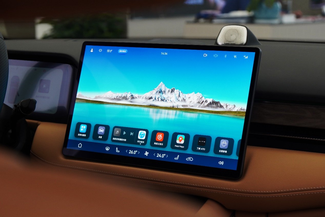 一炮而红！全球首款华为燃油车天籁鸿蒙座舱30天狂甩10432台！(图1)